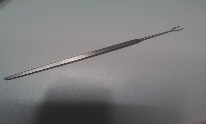 Крючок хирургический двузубый острый GUTHRIE (Эскулап), 1.5х2мм, длина 130мм